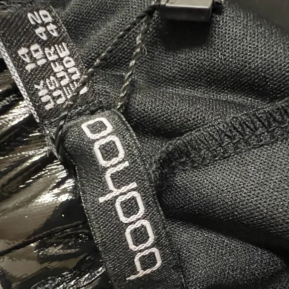 NWT Boohoo HIGH WAIST EXTRA LONG VINYL PVC SPLIT HEM PANTS - Picture 8 of 8